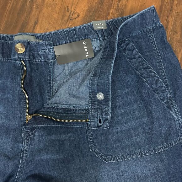 NWT TORRID 5" Relaxed Utility Lightweight Mid-Rise Shorts in Dark Wash - Picture 4 of 12